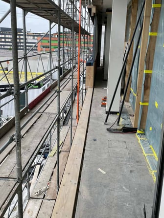 Mobatime-Fassade-Gerüst