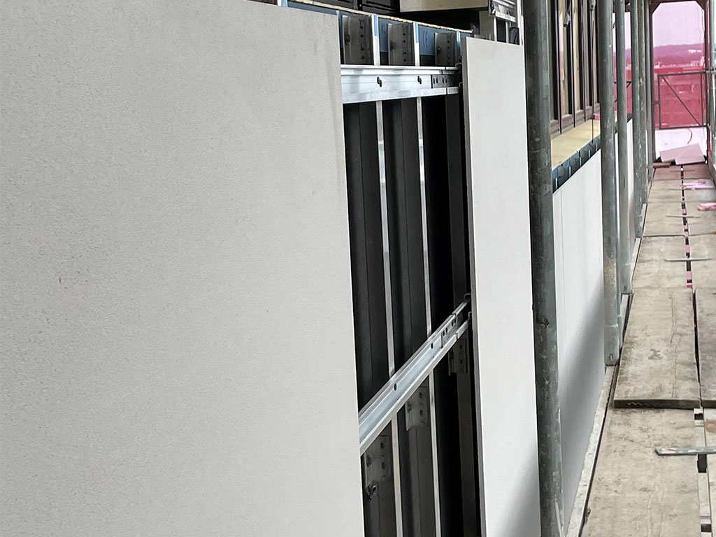 mobatime-Fassade-Detail-Faserzementplatte