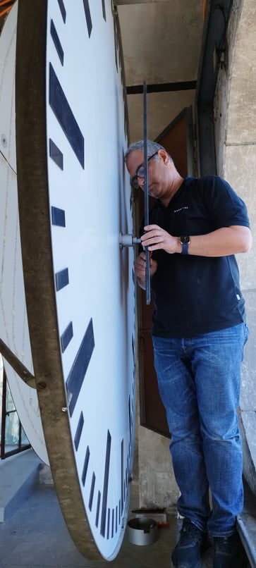 Montage der Zeiger durch Servicetechniker