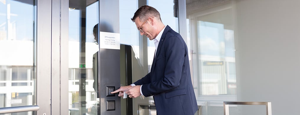Mobatime-Zutrittskontrolle-Pin-Leser-Badgekarte